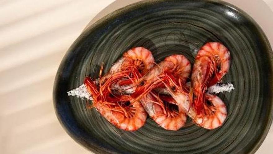 El restaurante del Parador de Ibiza ya tiene carta: del hummus de berenjena a 20 euros al 'tomahawk' de 95 euros