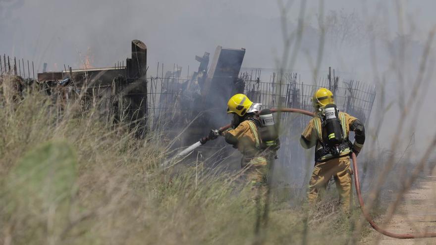 Incendio en una chatarrería en el Camí Salard de Palma