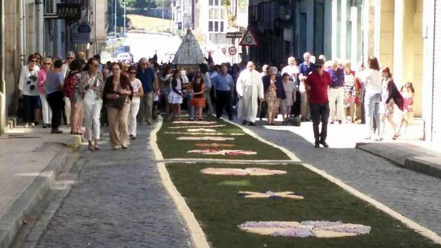 La procesión de la Virxe da Encarnación pasa sobre la alfombra floral elaborada por los vecinos. // J. Regal