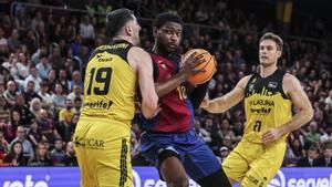Chimezie Metu y Giorgi Shermadini, en acción en el Palau.