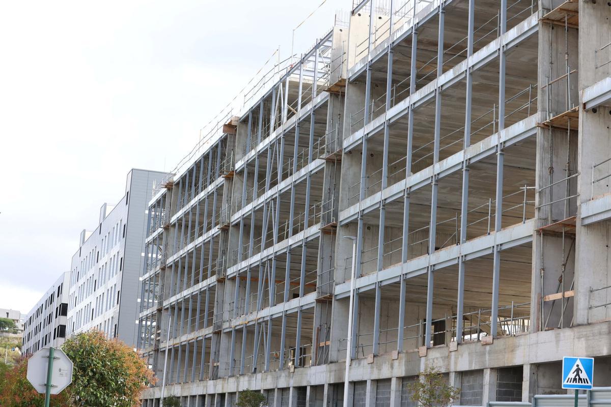 Fachada de un edificio en obras en A Coruña.