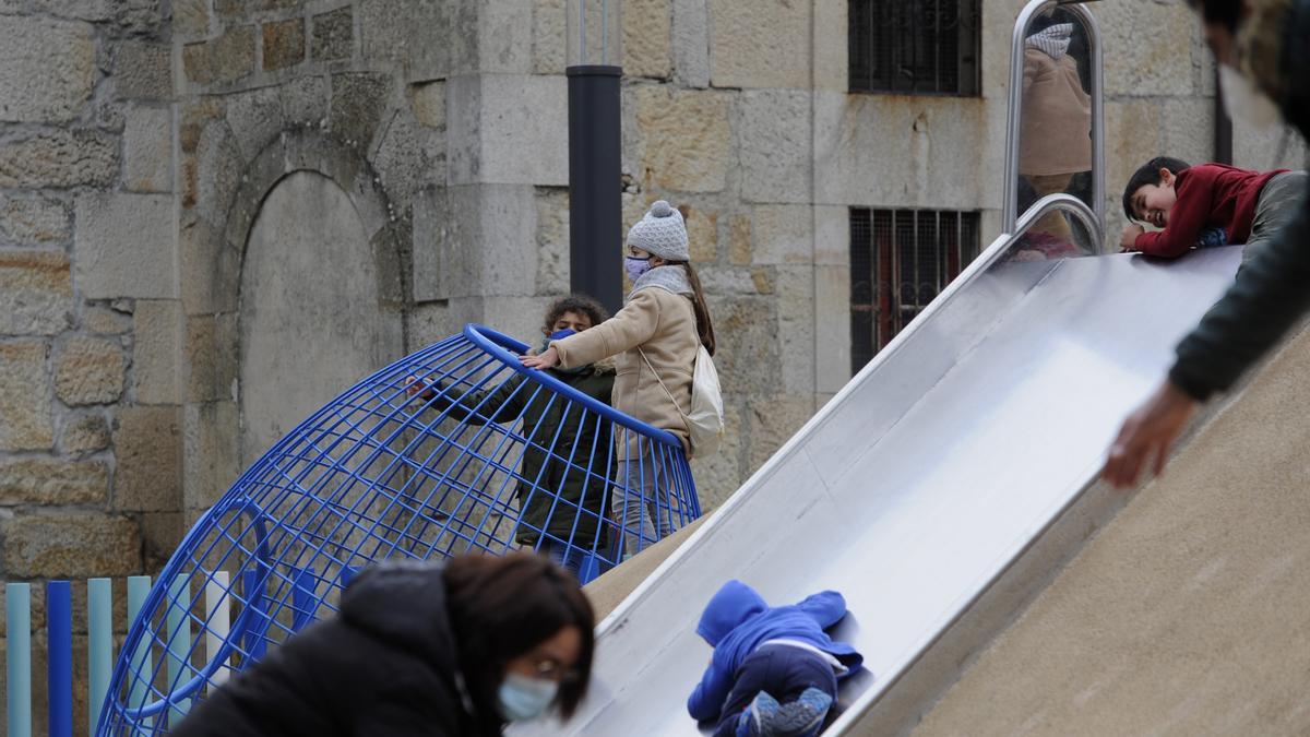 Niños jugando en un parque.