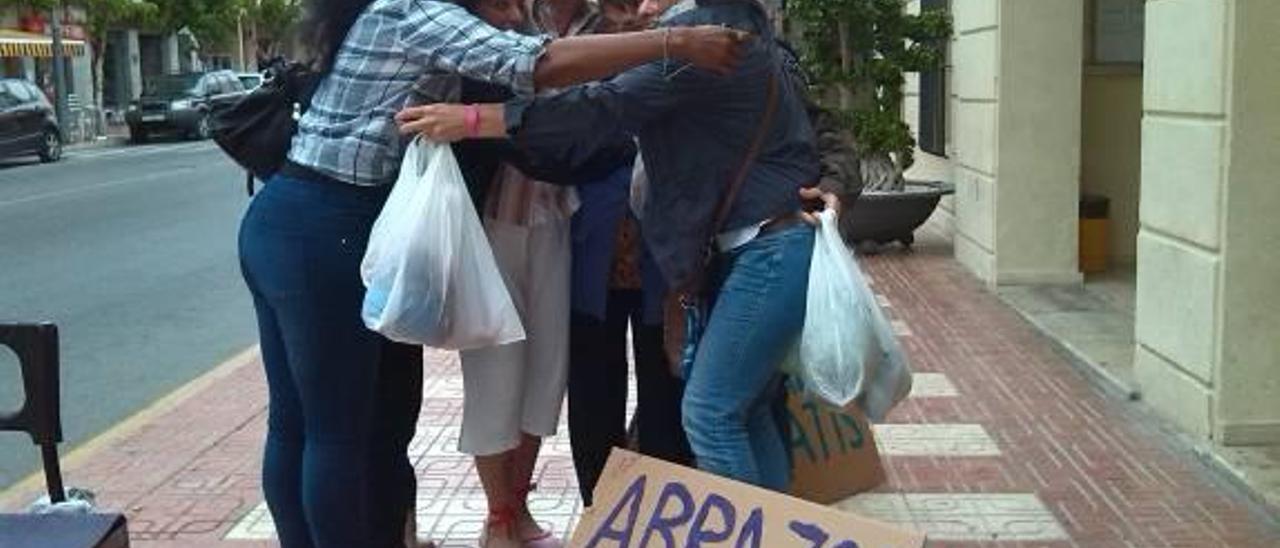 Cynthia y Marcia abrazan a los viandantes