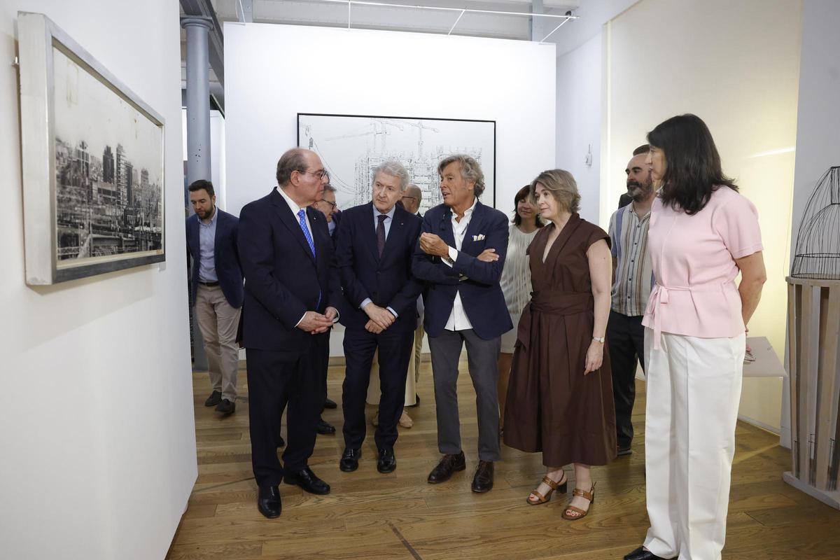 Marta Rivera de la Cruz, delegada del Área de Gobierno de Cultura, Turismo y Deporte del Ayuntamiento de Madrid y Miguel Ángel Escotet, presidente de Afundación junto a comisarios y autoridades durante la presentación..