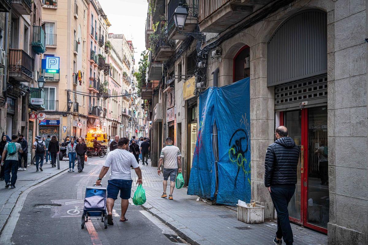 Barcelona, 07/04/2026 Barcelona. Vecinos afectados por una promoción de vivienda pública en el Raval esperan desde principios de año para acceder al piso que el Ayuntamiento de Barcelona les ha adjudicado. Tras nuevos retrasos, no podrán entrar en las viviendas hasta finales de año. En la imagen, el edificio en cuestión. Carrer Hospital 116. Palabras clave: Raval, vivienda pública, vivienda social, pisos, Ayuntamiento de Barcelona, afectados, retrasos, acceso a la vivienda, crisis de vivienda, promoción pública, vecinos, bloque de pisos, Barcelona. AUTOR: MANU MITRU