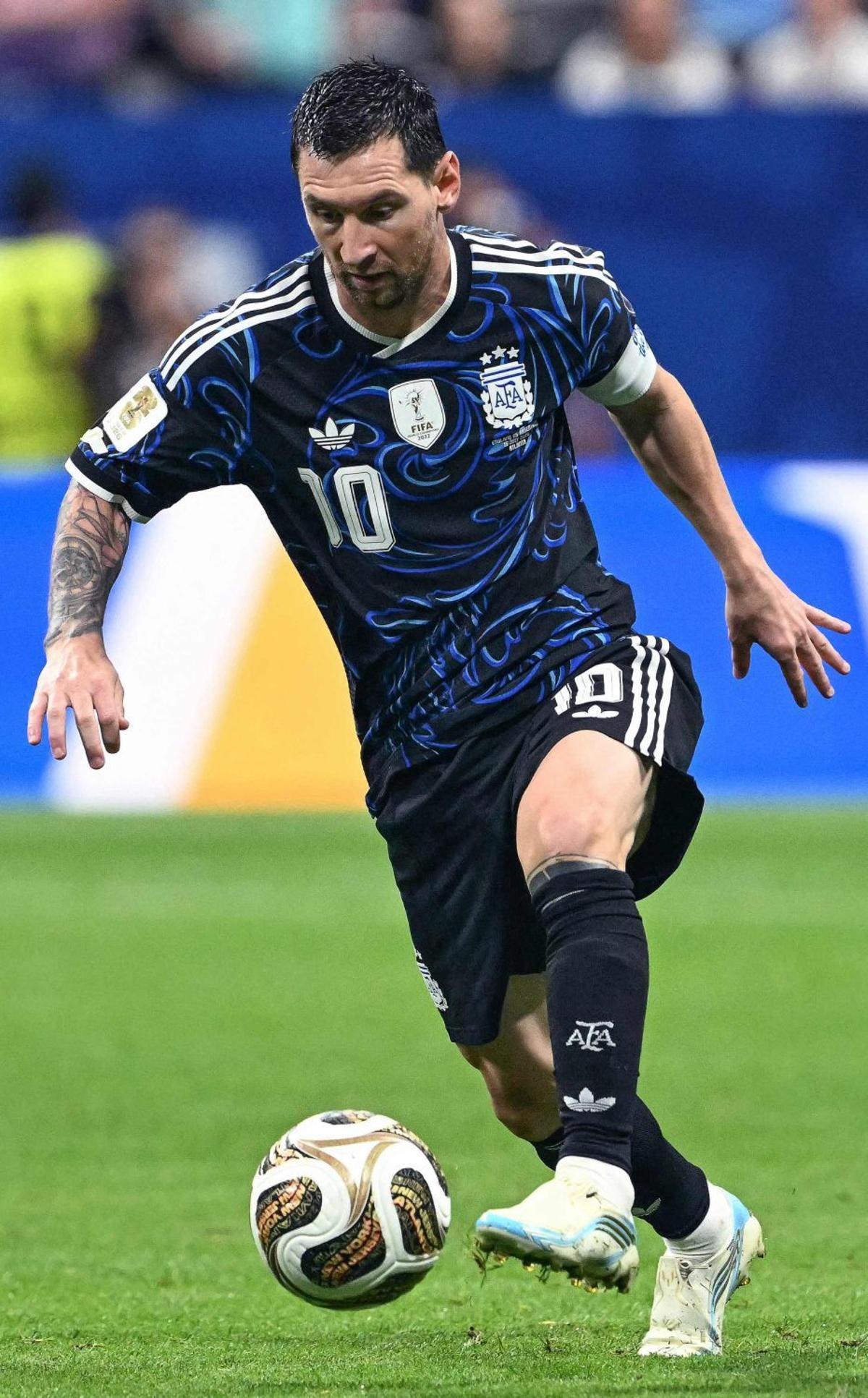 Leo Messi, controlant la pilota durant la semifinal. | ROBERTO SCHMIDT / AFP