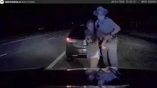 Un policía de Arkansas da un puñetazo en la cara y tira al suelo a una joven negra de 18 años en un control de velocidad