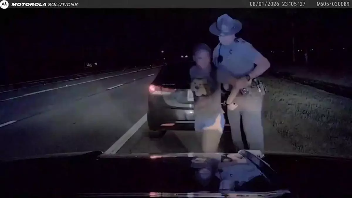 Un policía de Arkansas da un puñetazo en la cara y tira al suelo a una joven negra de 18 años en un control de velocidad