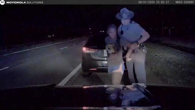 Un policía de Arkansas da un puñetazo en la cara y tira al suelo a una joven negra de 18 años en un control de velocidad