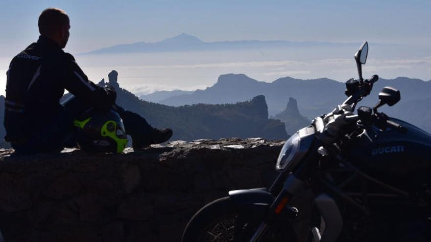 Un motorista disfruta con una vista de Gran Canaria.