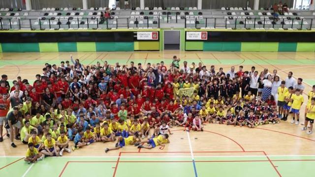 Jugadores, técnicos, árbitros, directivos y autoridades, ayer durante la entrega de premios. |