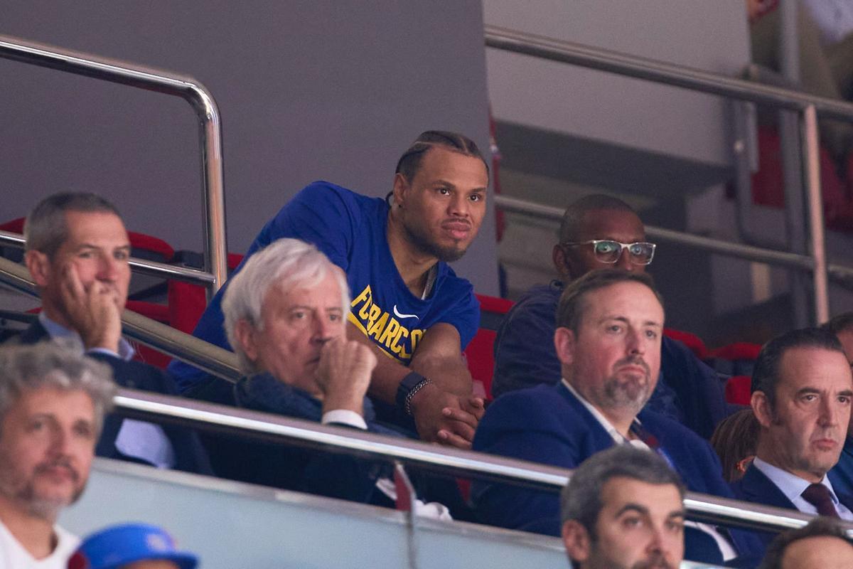 Justin Anderson, detrás de Josep Cubells