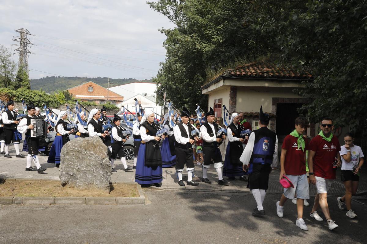 Trubia. El parque de Cataluña. Reportaje en la Jira de las fiestas de la localidad, con los romeros comiendo el bollo