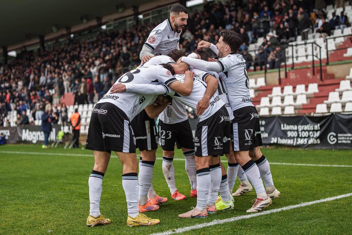 Los jugadores del Mérida celebrando un gol.