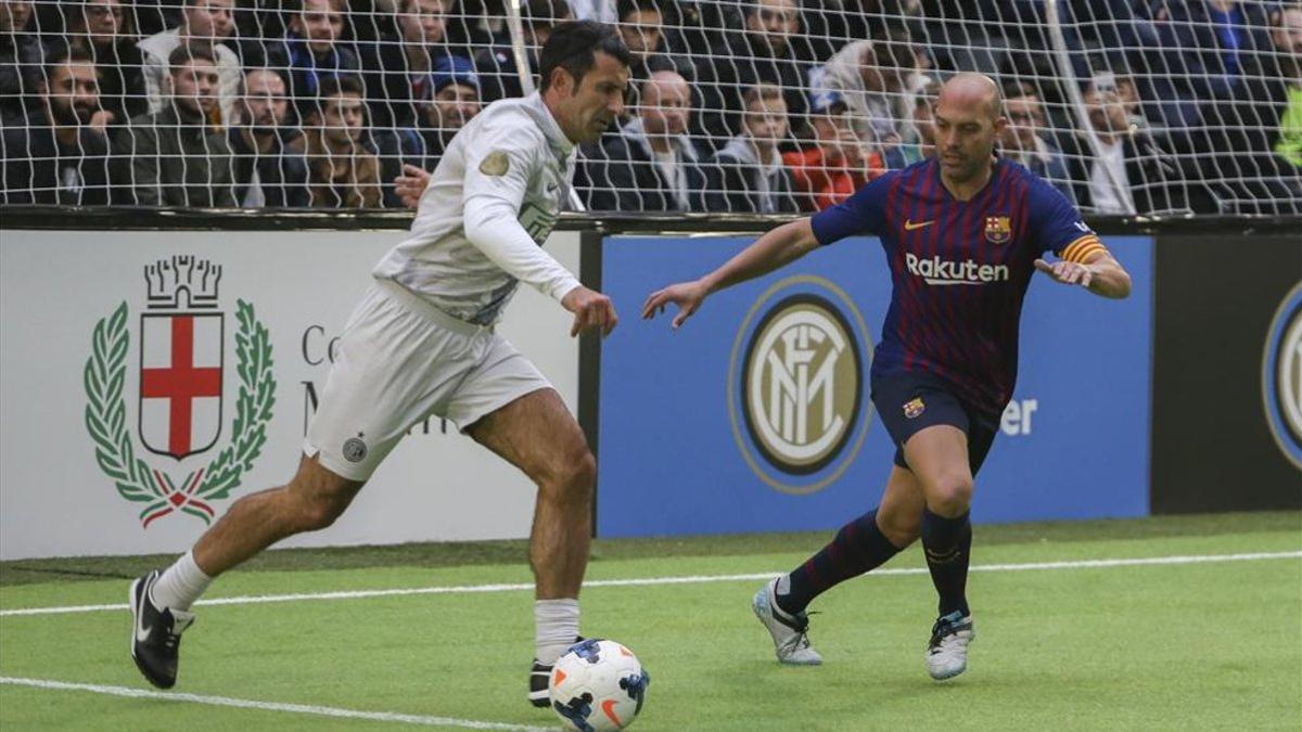 Figo intenta superar a Gabri en una acción del Inter-Barça de Legenda
