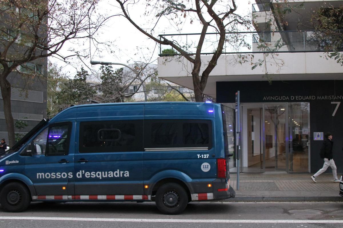 Un dels vehicles del Mossos desplegat pel dispositiu davant l'edifici on s'ha fet l'escorcoll