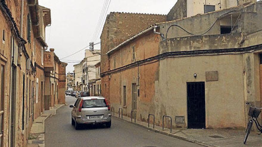 La casa a derribar (a la derecha del coche que circula).