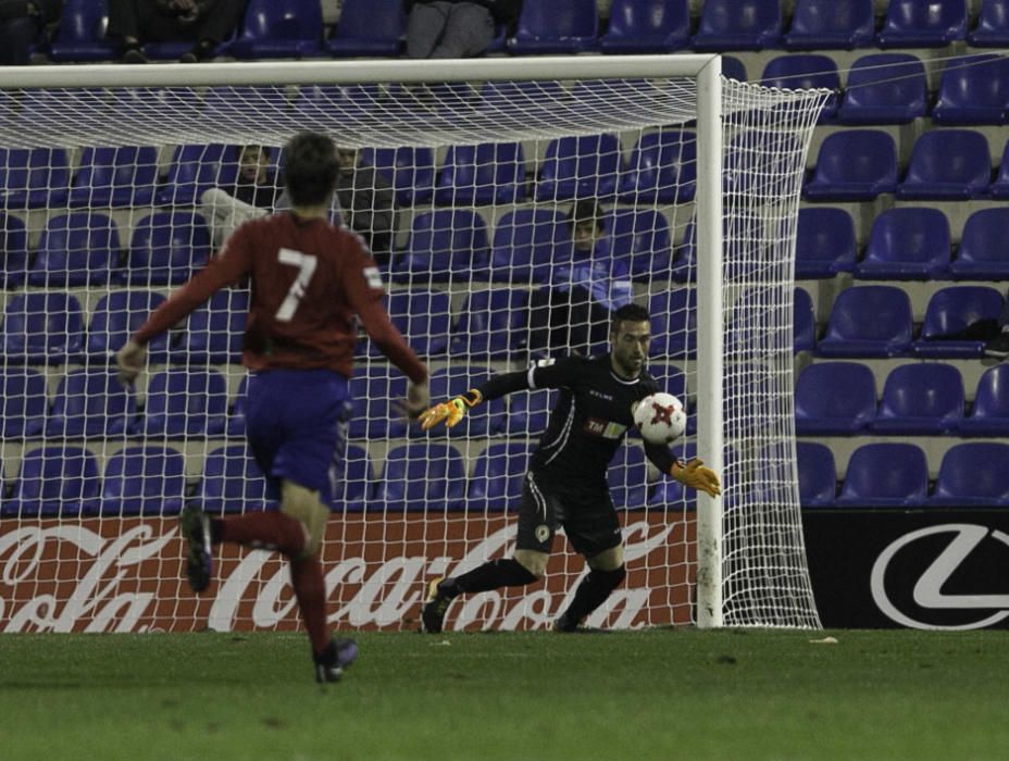 Dos errores del meta gaditano condenan al Hércules en su mejor partido de la temporada.