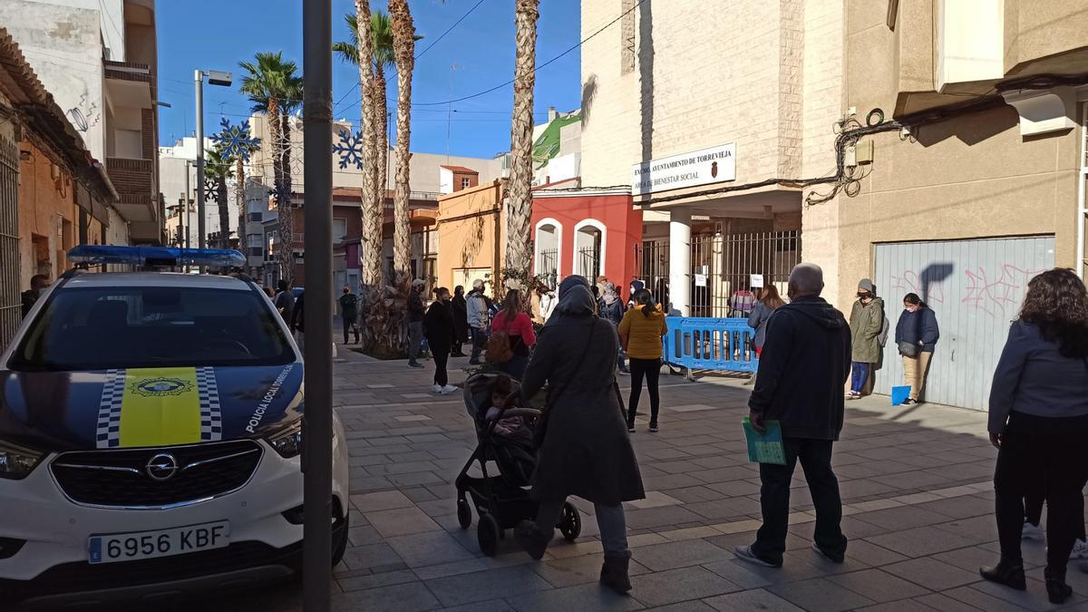 Imagen de las colas en el área de Servicios Sociales de Torrevieja durante las pasadas fiestas navideñas