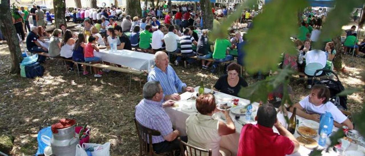 Los asistentes disfrutaron de una comida en el entorno de la carballeira da Cudiseira. // Bernabé/Luismy