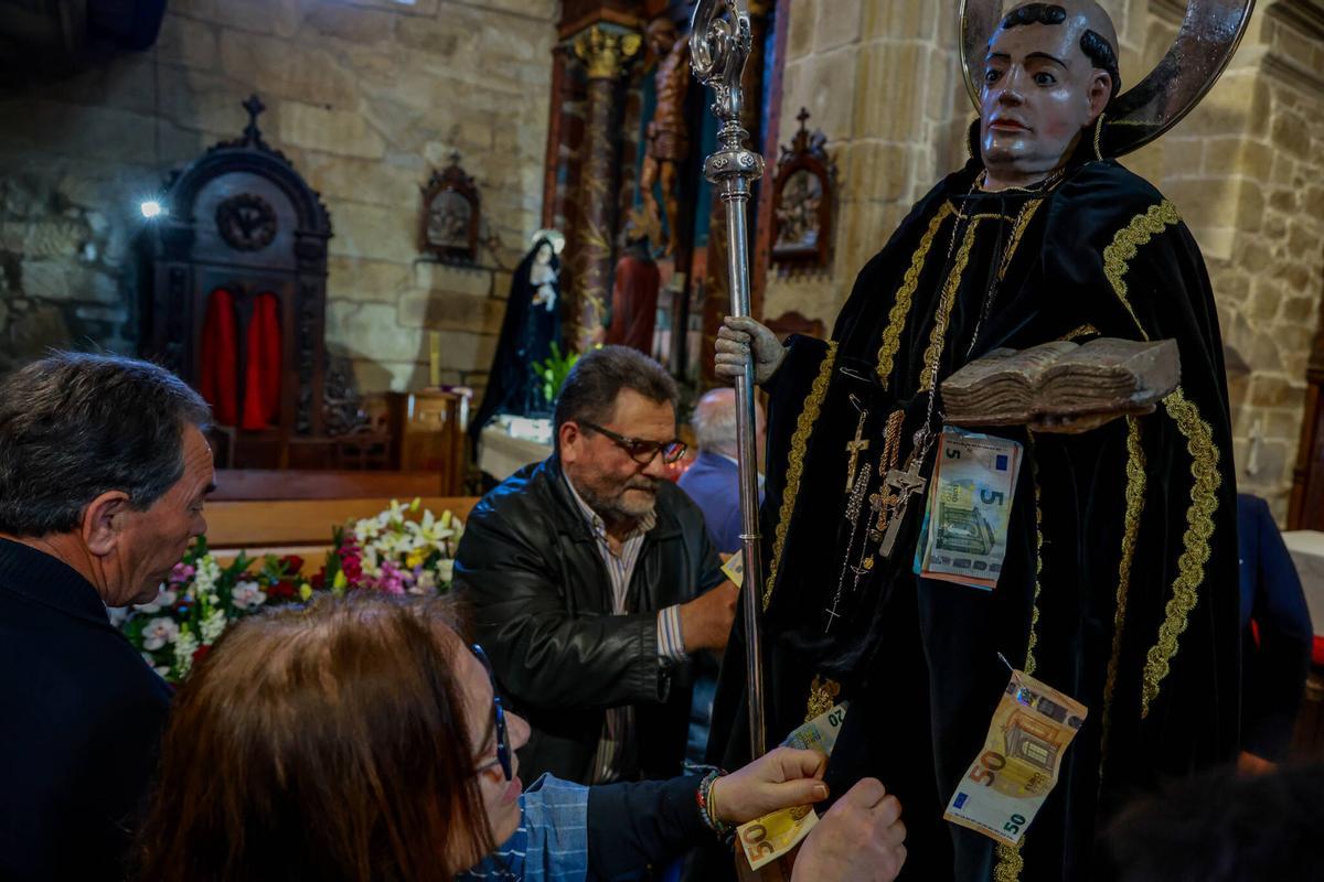 Ofrendas a San Benito en el santuario de Fefiñáns.
