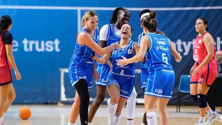 Las jugadoras del Azulmarino celebran un triple de Siciliano.