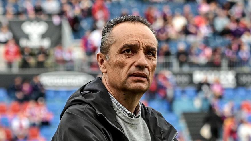 José Luis Oltra, entrenador del CD Eldense, mira la grada del Pepico Amat.