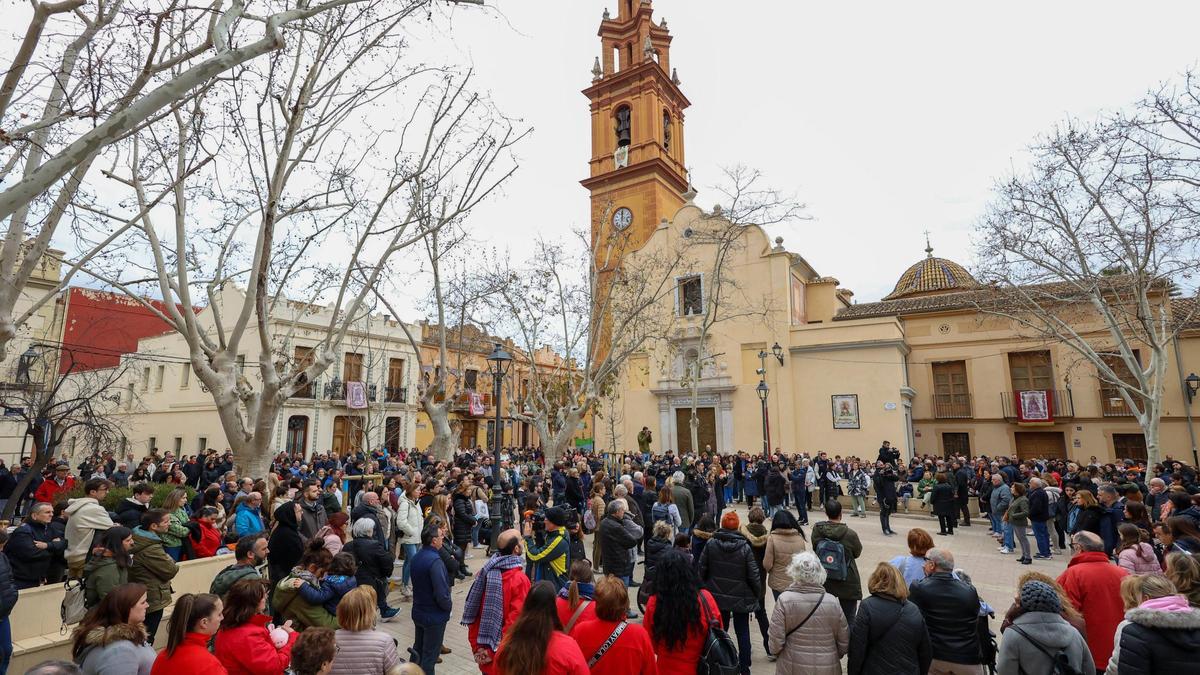 Concentración vecinal en la plaza de Campanar, rodeada de edificaciones tipo.