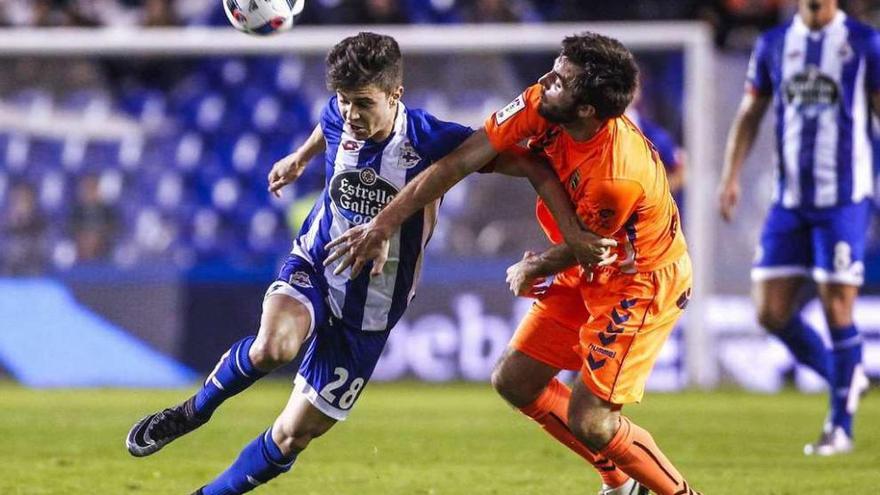 Óscar pelea con un defensa por llevarse el balón.