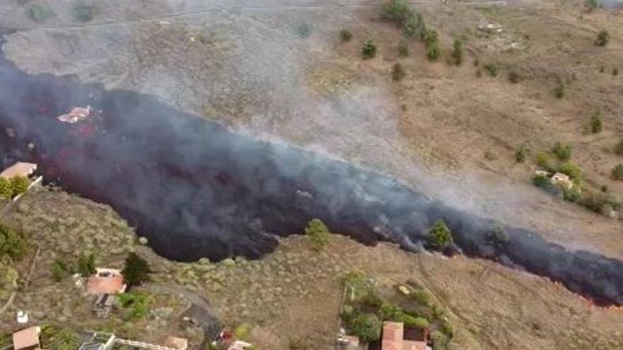 La lava corre por las laderas de Cumbre Vieja