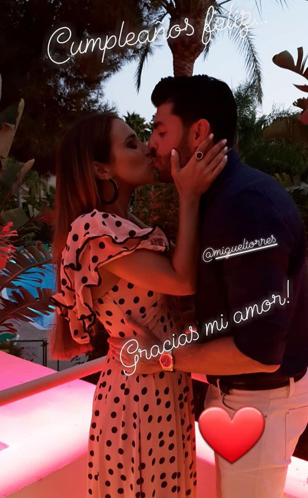 Paula Echevarria y Miguel Torres besándose en el cumpleaños de la actriz