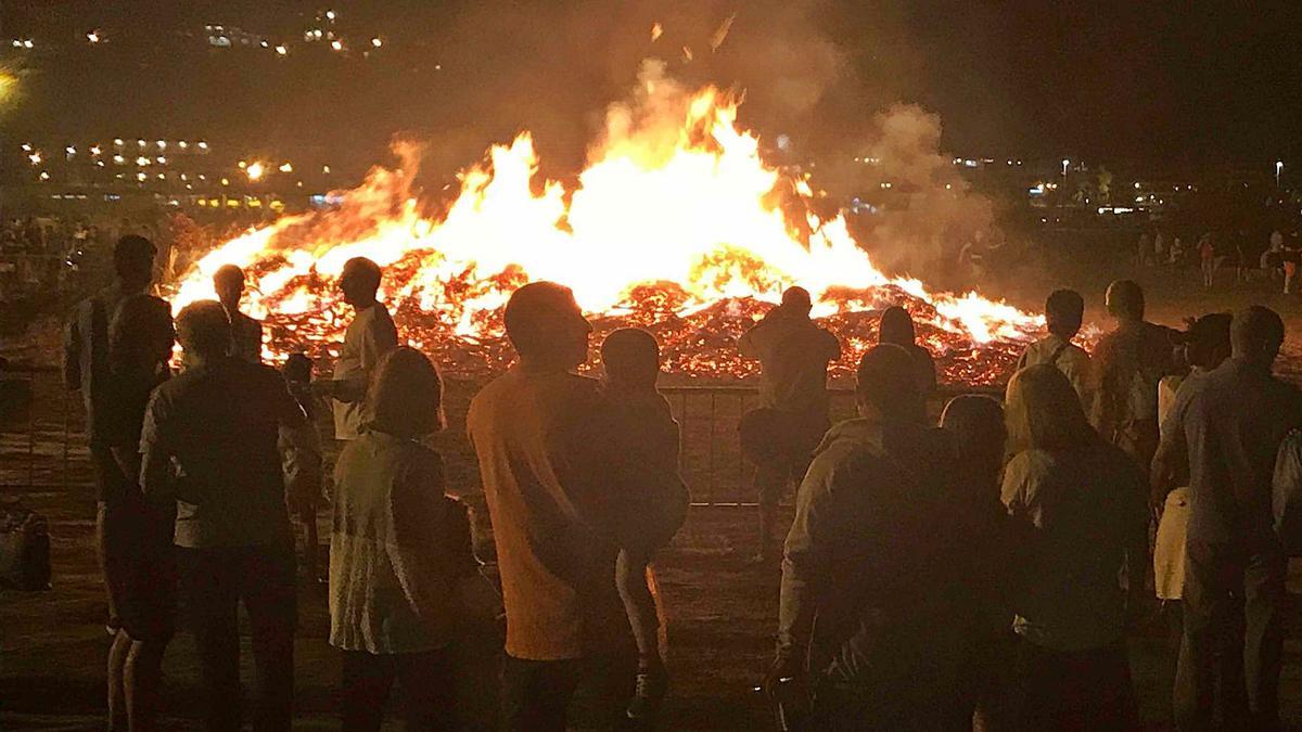 Imatge d’arxiu de la celebració d’una revetlla de Sant Joan a la platja de l’Estartit. | PERE DURAN / NORD MEDIA