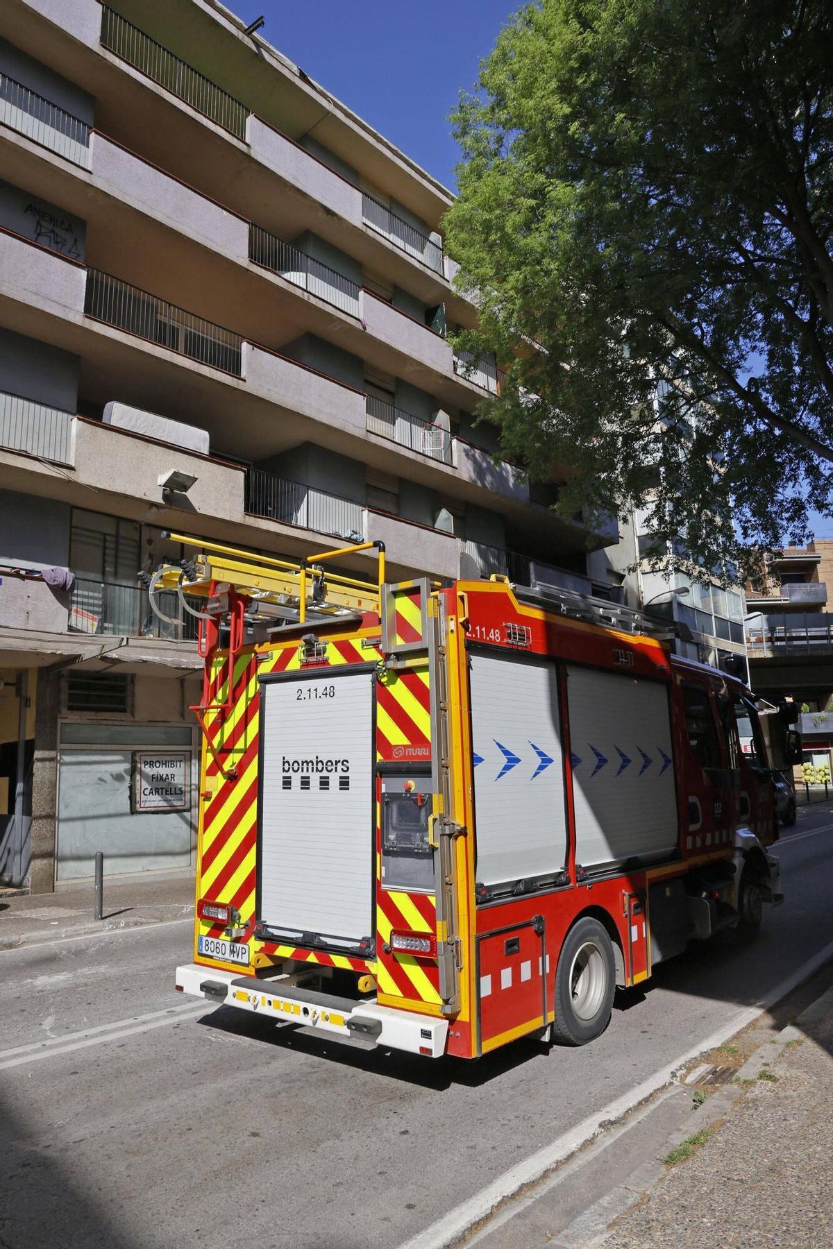 Girona. Ronda Ferran Puig 13-15. Nou incendi a l'edifici ocupat. Bombers. Mossos esquadra.