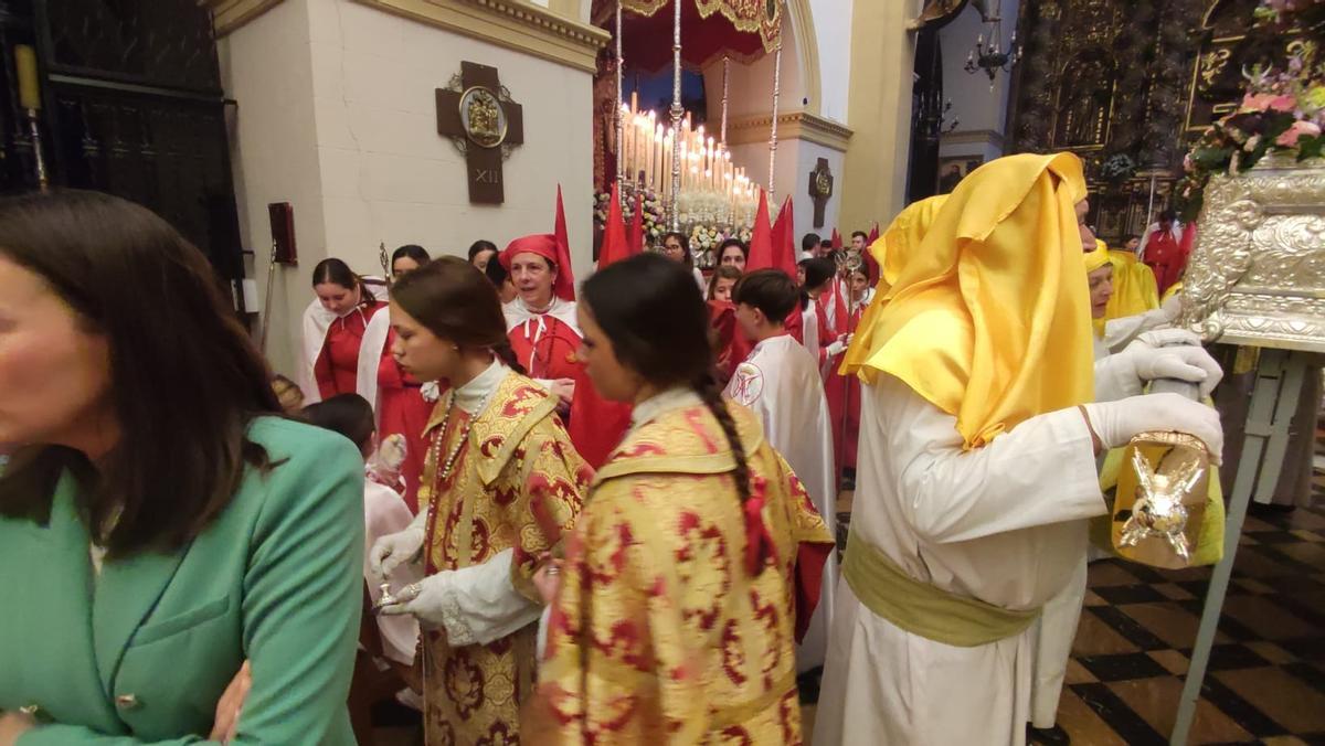 Los cofrades de Baena, de regreso a su templo.