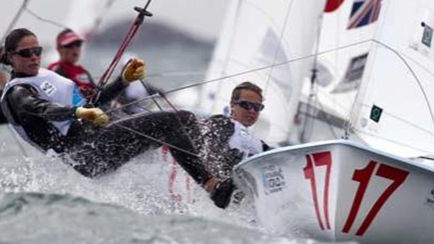 Tara Pacheco y Berta Betanzos durante una de las regatas que se disputan en aguas de Perth. i   OCEAN IMAGES