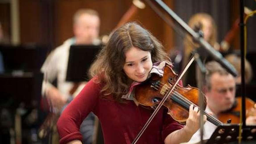 Patricia Kopatchinskaja. La violinista, nacida en Moldavia en 1977, actuará como solista el 19 de febrero del próximo año. En el recital se interpretará el ´Tranquil Abiding´ de Harvey, el ´Concierto para violín en Re menor´ de Schumann y la ´Sinfonía nº 3´ de Johannes Brahms.