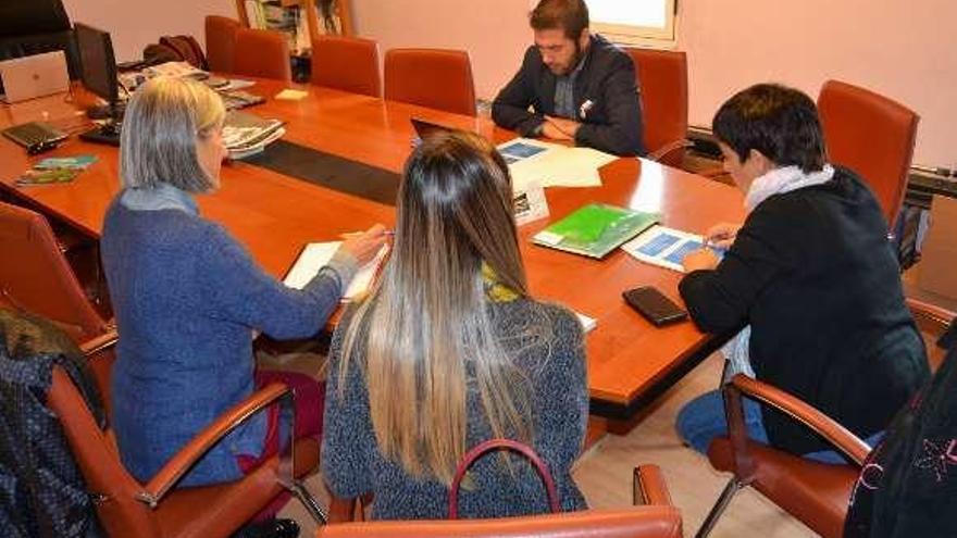 Un momento de la reunión entre Leal y las organizadoras. // Faro