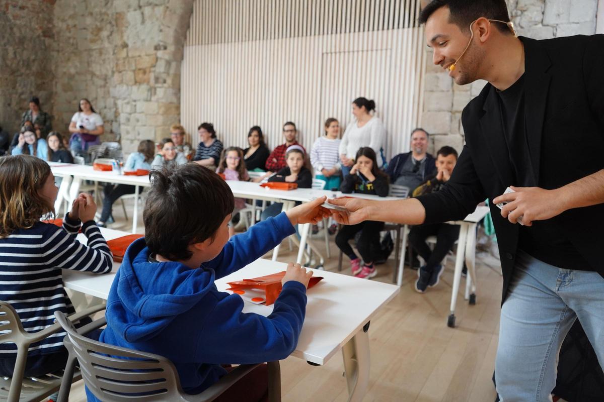 Infants que han fet el taller de màgia amb Álvaro Oreja