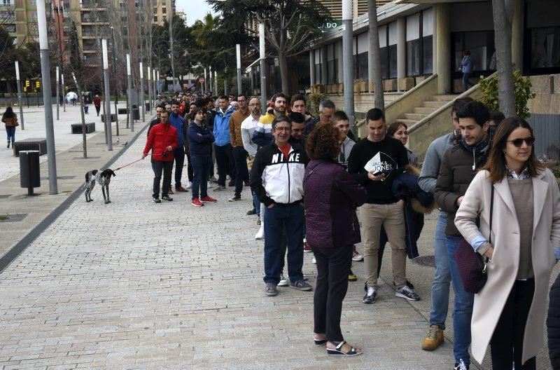 Largas colas para adquirir entradas para el derbi aragonés