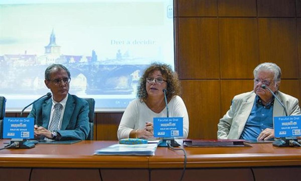 Els catedràtics Vilajosana, Barceló i Ferret, ahir, a la UB. Els catedràtics Vilajosana, Barceló i Ferret, ahir, a la UB.