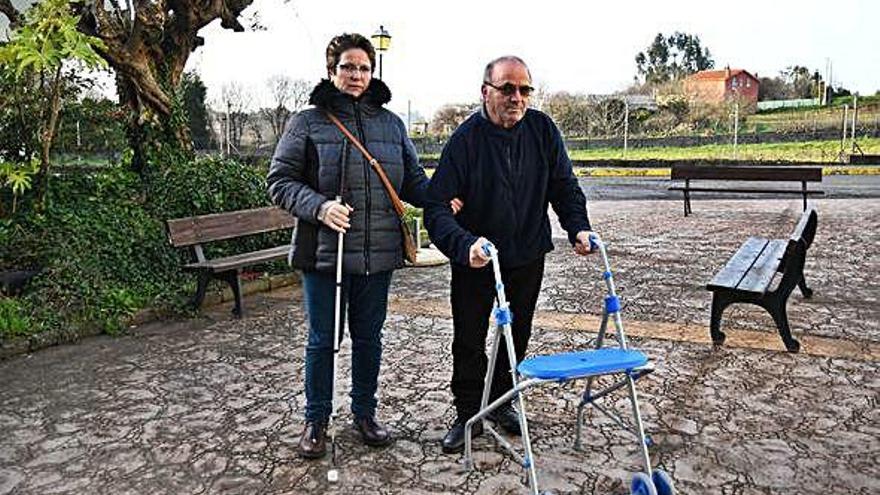 Mari Luz Sánchez y su hermano, Manolo Sánchez, el pasado mes de enero en la residencia de mayores de Oleiros.