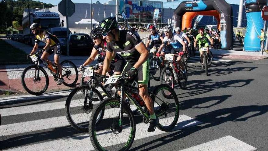 Salida de la primera edición de la Lalín Bike Race. // Bernabé/Luismy