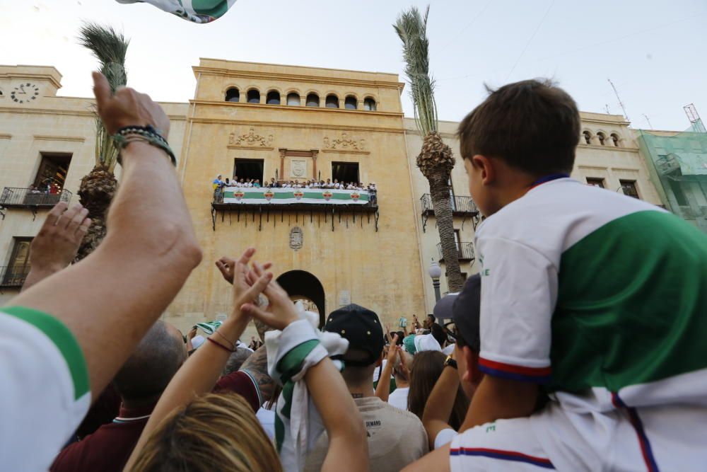 El Elche celebra su ascenso a Segunda División en una rúa por las calles de la ciudad