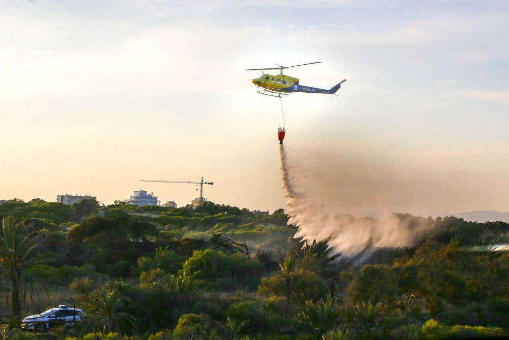 Tareas de extinción del incendio en Guardamar
