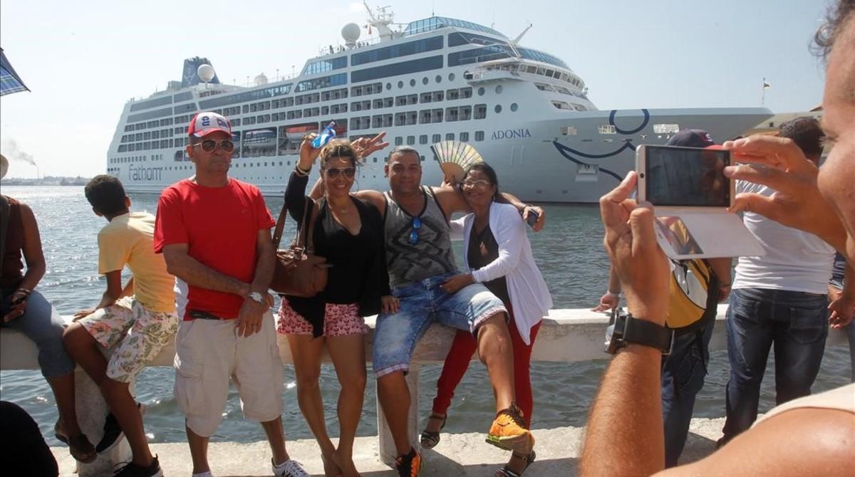 jjubierre33739081 people take pictures with the u s  carnival cruise160502192333