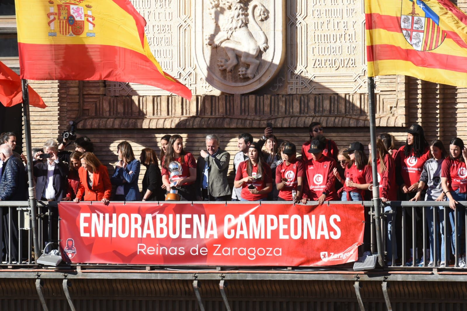 Baño de masas del Casademont Zaragoza en la plaza del Pilar y ofrenda de la Copa de la Reina a la Virgen del Pilar