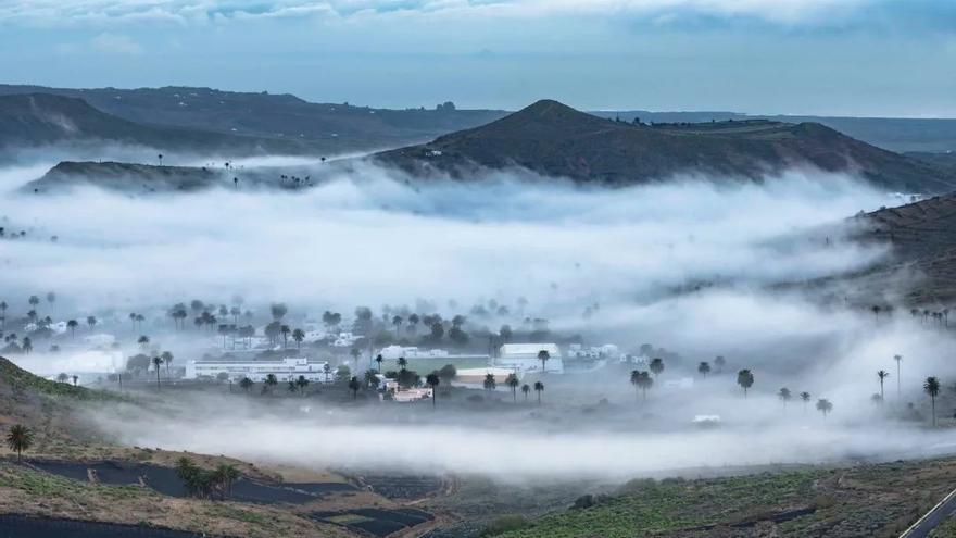 La densa niebla se apodera del valle de Haría