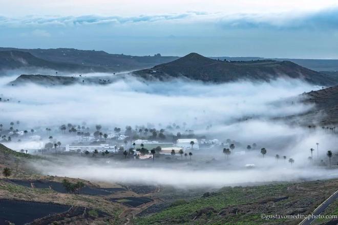 La densa niebla se apodera del Valle de Haría