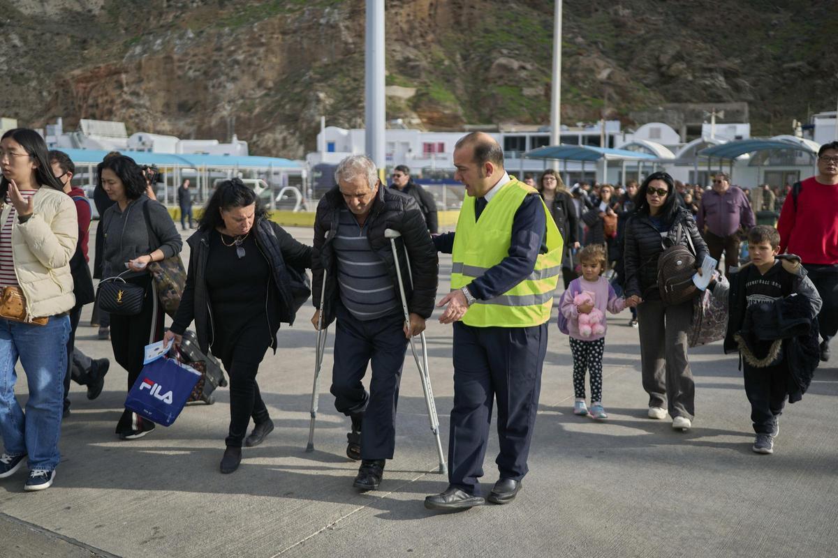 Grecia se prepara ante el temor a un gran terremoto. Santorini ha sufrido 200 sismos en tres días y han desplegado los equipos de emergencia y suspendido las clases