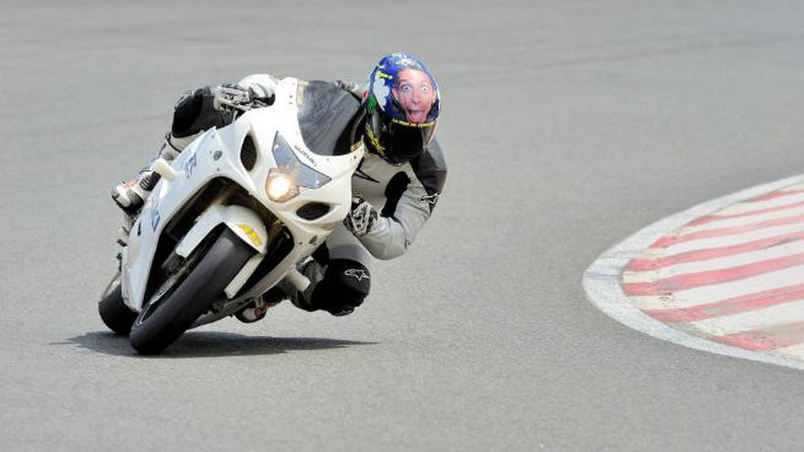 Elea Montesdeoca pilotando una moto en un circuito cerrado.